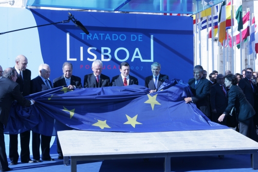 Лидеры государств-членов Европейского Союза на церемонии подписания Лиссабонского договора 13 декабря 2007 года